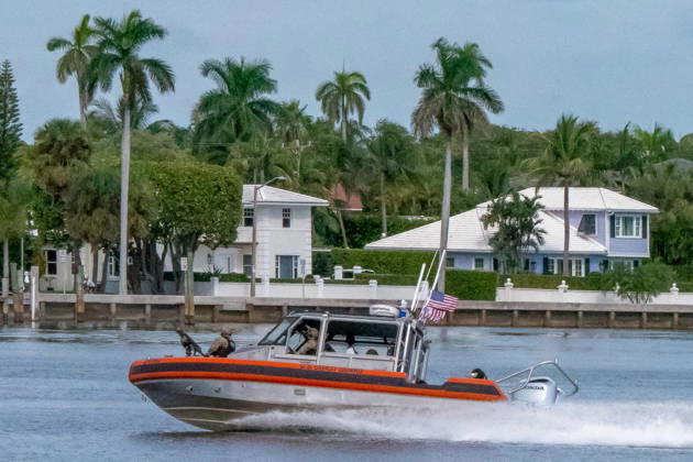 October 17, 2026, West Palm Beach, Fl, USA: A U.S. Coast Guard patrol vessel operates on the Intracoastal Waterway during security operations surrounding President Donald Trump s visit to Palm Beach, Florida, October 17, 2026. West Palm Beach USA  - ZUMAc343 20261017_znp_c343_002 Copyright: xChrisxBeckettx