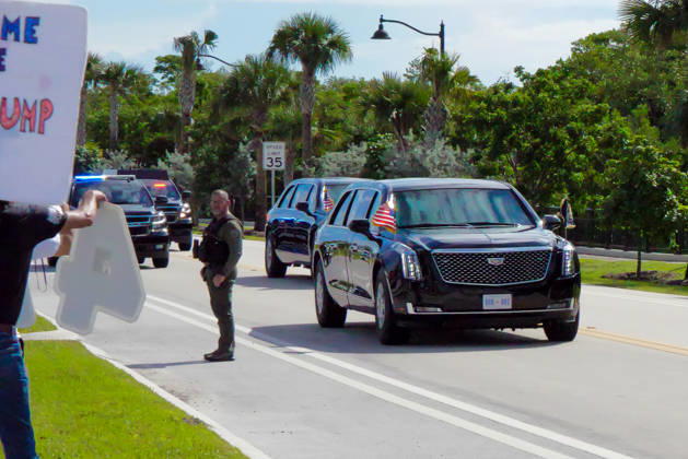 October 17, 2026, West Palm Beach, Fl, USA: The presidential motorcade carrying President Donald Trump travels through Palm Beach as supporters gather along the route while the president heads to President Donald J. Trump International Airport for departure to a campaign rally in Northern Kentucky, October 17, 2026. West Palm Beach USA  - ZUMAc343 20261017_znp_c343_005 Copyright: xChrisxBeckettx