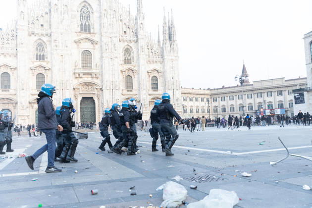 IPA89812288 - Milan, October 17, 2026: Italia in Piazza demonstration; violent clashes between police and the student movement  Copyright: xFrancescoxEnriquezx xFrancescoxEnriquezx IPA89812288
