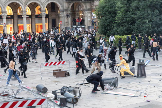 IPA89812314 - Milan, October 17, 2026: Italia in Piazza demonstration; violent clashes between police and the student movement  Copyright: xFrancescoxEnriquezx xFrancescoxEnriquezx IPA89812314