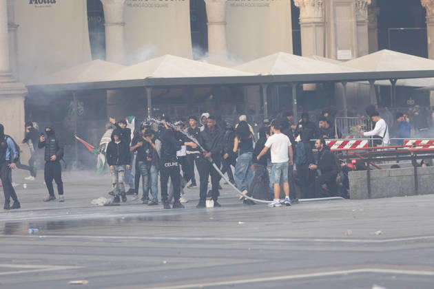 IPA89812401 - Milan, October 17, 2026: Italia in Piazza demonstration; violent clashes between police and the student movement  Copyright: xFrancescoxEnriquezx xFrancescoxEnriquezx IPA89812401