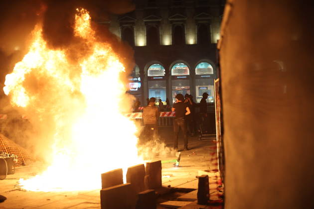 RECORD DATE NOT STATED IPA89813369 - Milan, October 17, 2026: Italia in Piazza demonstration; violent clashes between police and the student movement; a construction site in Piazza Duomo set on fire  Copyright: xx xFrancescoxEnriquezx IPA89813369.jpeg