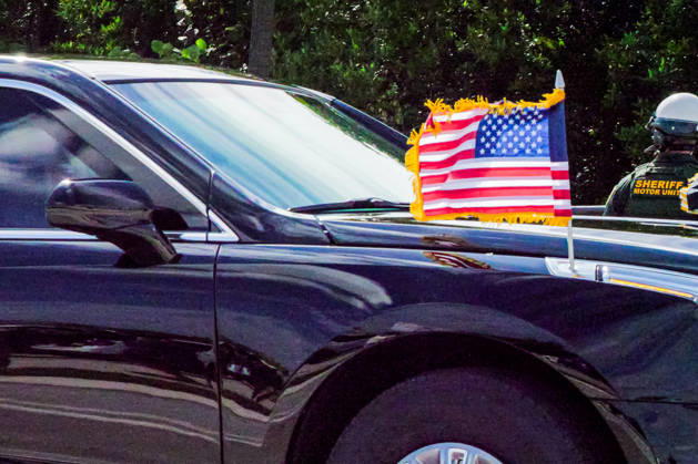 October 17, 2026, West Palm Beach, Fl, USA: The presidential motorcade travels through Palm Beach as supporters gather along the route while the president heads to President Donald J. Trump International Airport for departure to a campaign rally in Northern Kentucky, October 17, 2026. West Palm Beach USA - ZUMAc343 20261017_znp_c343_008 Copyright: xChrisxBeckettx