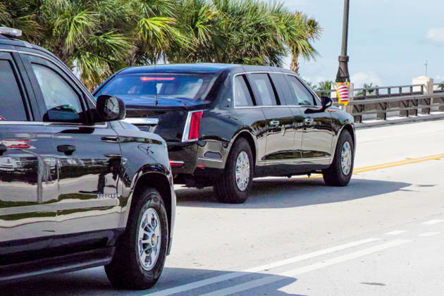 October 17, 2026, West Palm Beach, Fl, USA: The presidential motorcade travels through Palm Beach as supporters gather along the route while the president heads to President Donald J. Trump International Airport for departure to a campaign rally in Northern Kentucky, October 17, 2026. West Palm Beach USA - ZUMAc343 20261017_znp_c343_012 Copyright: xChrisxBeckettx