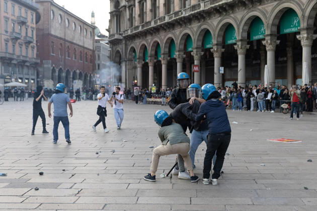 IPA89816520 - Milan, October 17, 2026: Italia in Piazza demonstration; violent clashes between police and the student movement  Copyright: xFrancescoxEnriquezx xFrancescoxEnriquezx IPA89816520