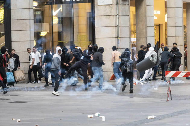 IPA89816712 - Milan, October 17, 2026: Italia in Piazza demonstration; violent clashes between police and the student movement  Copyright: xFrancescoxEnriquezx xFrancescoxEnriquezx IPA89816712