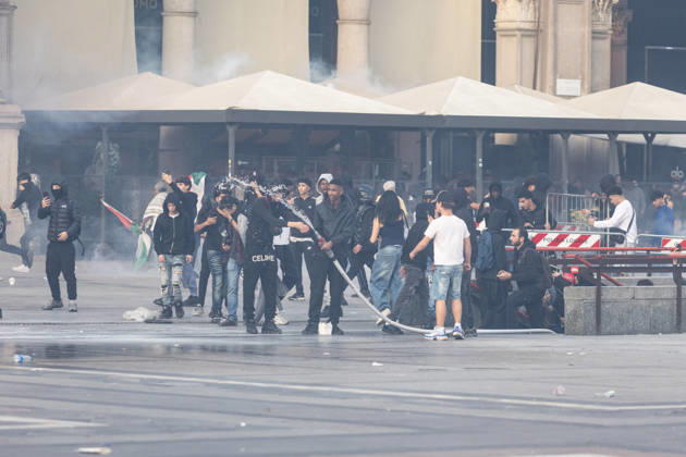 IPA89816751 - Milan, October 17, 2026: Italia in Piazza demonstration; violent clashes between police and the student movement  Copyright: xFrancescoxEnriquezx xFrancescoxEnriquezx IPA89816751