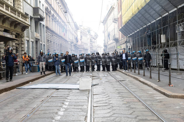 IPA89816859 - Milan, October 17, 2026: Italia in Piazza demonstration; violent clashes between police and the student movement  Copyright: xFrancescoxEnriquezx xFrancescoxEnriquezx IPA89816859
