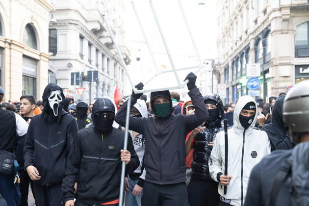 IPA89816865 - Milan, October 17, 2026: Italia in Piazza demonstration; violent clashes between police and the student movement  Copyright: xFrancescoxEnriquezx xFrancescoxEnriquezx IPA89816865