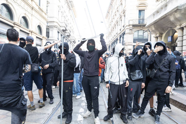 IPA89816870 - Milan, October 17, 2026: Italia in Piazza demonstration; violent clashes between police and the student movement  Copyright: xFrancescoxEnriquezx xFrancescoxEnriquezx IPA89816870