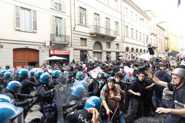 IPA89816937 - Milan, October 17, 2026: Italia in Piazza demonstration; violent clashes between police and the student movement  Copyright: xFrancescoxEnriquezx xFrancescoxEnriquezx IPA89816937