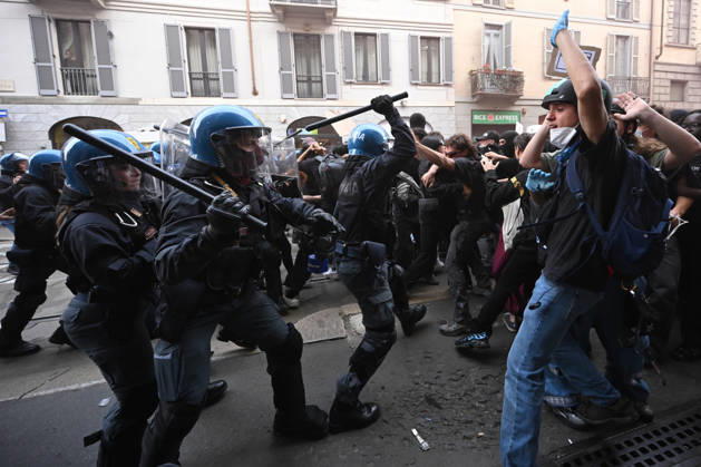 Protesters clash with police during cost-of-living demonstration in Milan MILAN, ITALY - OCTOBER 17: Protesters clash with police during a demonstration against the rising cost of living and in support of better living conditions, on October 17, 2026 in Milan, Italy. Stringer Anadolu Milan Italy. Editorial use only. Please get in touch for any other usage.  Copyright: x2026xAnadoluxStringerx