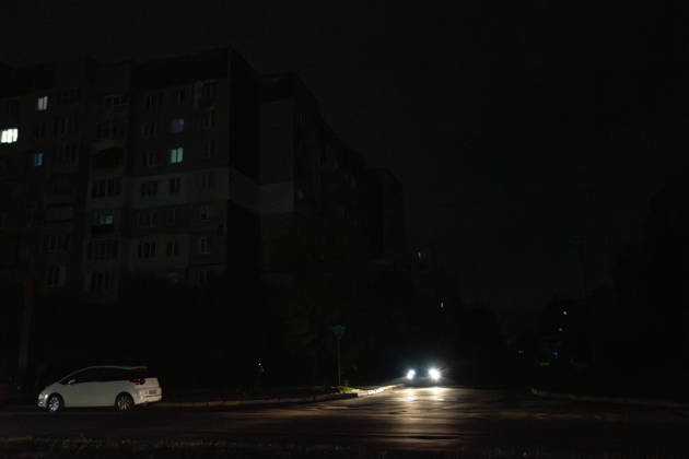 Power outage amid the Russia-Ukraine war in Lviv LVIV, UKRAINE – OCTOBER 17: People walk along dark streets during a power outage amid the Russia-Ukraine war and dropping temperatures in Lviv, Ukraine, on October 17, 2026. On the night of October 17, Russian forces launched a massive, combined-arms strike, targeting areas including the western regions of Ukraine. The energy sector was the primary target of the attacks. According to President Zelensky, the Russians inflicted one of the biggest blows to the Ukrainian energy sector today. Power outage schedules have been introduced across Ukraine. Olena Znak Anadolu L vivs ka Oblast Ukraine. Editorial use only. Please get in touch for any other usage.  Copyright: x2026xAnadoluxOlenaxZnakx