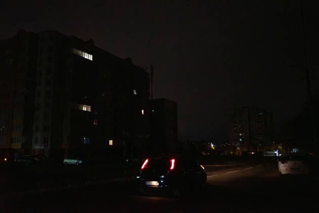 Power outage amid the Russia-Ukraine war in Lviv LVIV, UKRAINE – OCTOBER 17: People walk along dark streets during a power outage amid the Russia-Ukraine war and dropping temperatures in Lviv, Ukraine, on October 17, 2026. On the night of October 17, Russian forces launched a massive, combined-arms strike, targeting areas including the western regions of Ukraine. The energy sector was the primary target of the attacks. According to President Zelensky, the Russians inflicted one of the biggest blows to the Ukrainian energy sector today. Power outage schedules have been introduced across Ukraine. Olena Znak Anadolu L vivs ka Oblast Ukraine. Editorial use only. Please get in touch for any other usage.  Copyright: x2026xAnadoluxOlenaxZnakx