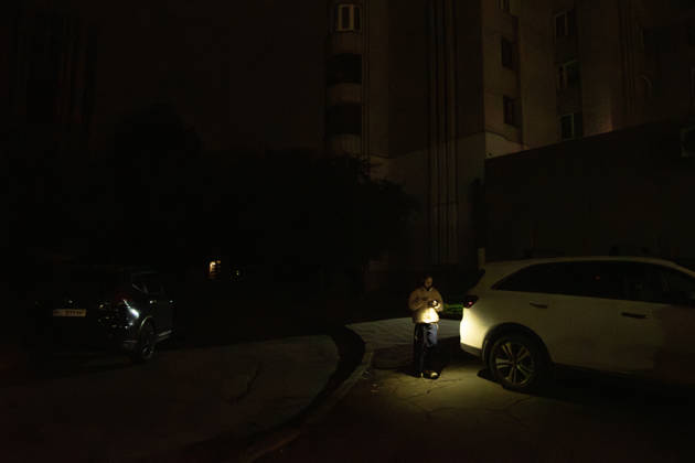 Power outage amid the Russia-Ukraine war in Lviv LVIV, UKRAINE – OCTOBER 17: People walk along dark streets during a power outage amid the Russia-Ukraine war and dropping temperatures in Lviv, Ukraine, on October 17, 2026. On the night of October 17, Russian forces launched a massive, combined-arms strike, targeting areas including the western regions of Ukraine. The energy sector was the primary target of the attacks. According to President Zelensky, the Russians inflicted one of the biggest blows to the Ukrainian energy sector today. Power outage schedules have been introduced across Ukraine. Olena Znak Anadolu L vivs ka Oblast Ukraine. Editorial use only. Please get in touch for any other usage. Copyright: x2026xAnadoluxOlenaxZnakx