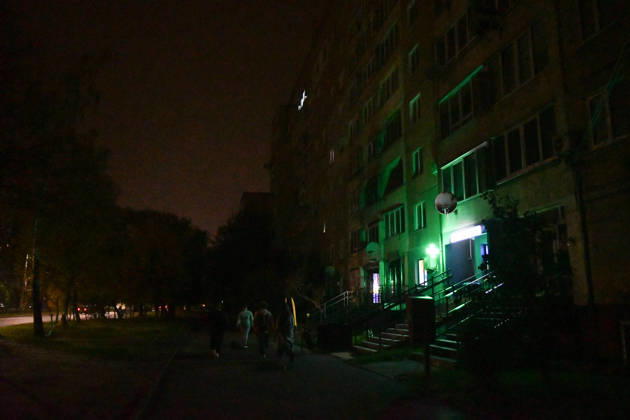 Power outage amid the Russia-Ukraine war in Lviv LVIV, UKRAINE – OCTOBER 17: People walk along dark streets during a power outage amid the Russia-Ukraine war and dropping temperatures in Lviv, Ukraine, on October 17, 2026. On the night of October 17, Russian forces launched a massive, combined-arms strike, targeting areas including the western regions of Ukraine. The energy sector was the primary target of the attacks. According to President Zelensky, the Russians inflicted one of the biggest blows to the Ukrainian energy sector today. Power outage schedules have been introduced across Ukraine. Olena Znak Anadolu L vivs ka Oblast Ukraine. Editorial use only. Please get in touch for any other usage.  Copyright: x2026xAnadoluxOlenaxZnakx