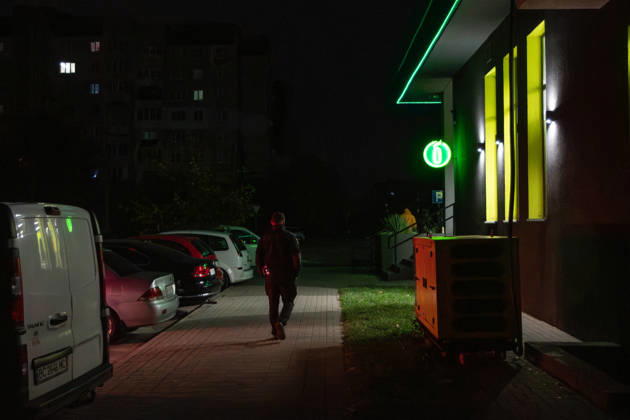 Power outage amid the Russia-Ukraine war in Lviv LVIV, UKRAINE – OCTOBER 17: People walk along dark streets during a power outage amid the Russia-Ukraine war and dropping temperatures in Lviv, Ukraine, on October 17, 2026. On the night of October 17, Russian forces launched a massive, combined-arms strike, targeting areas including the western regions of Ukraine. The energy sector was the primary target of the attacks. According to President Zelensky, the Russians inflicted one of the biggest blows to the Ukrainian energy sector today. Power outage schedules have been introduced across Ukraine. Olena Znak Anadolu L vivs ka Oblast Ukraine. Editorial use only. Please get in touch for any other usage. Copyright: x2026xAnadoluxOlenaxZnakx