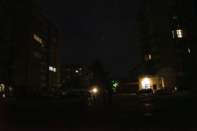 Power outage amid the Russia-Ukraine war in Lviv LVIV, UKRAINE – OCTOBER 17: People walk along dark streets during a power outage amid the Russia-Ukraine war and dropping temperatures in Lviv, Ukraine, on October 17, 2026. On the night of October 17, Russian forces launched a massive, combined-arms strike, targeting areas including the western regions of Ukraine. The energy sector was the primary target of the attacks. According to President Zelensky, the Russians inflicted one of the biggest blows to the Ukrainian energy sector today. Power outage schedules have been introduced across Ukraine. Olena Znak Anadolu L vivs ka Oblast Ukraine. Editorial use only. Please get in touch for any other usage.  Copyright: x2026xAnadoluxOlenaxZnakx