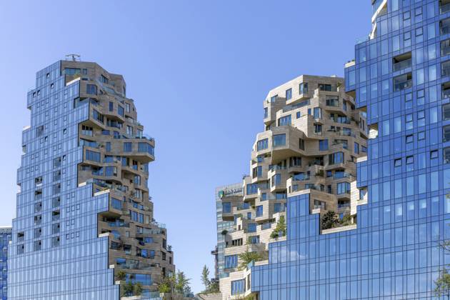Moderne Wohn- und Bürogebäude Valley im Stadtteil Amsterdam Zuid, die Fassaden bestehen aus Glas und spiegeln den blauen Himmel wider, die Bauweise ist außergewöhnlich und besteht aus gestaffelten und versetzten Elementen mit Terrassen, Amsterdam, niederländische Hauptstadt, Noord-Holland, Nordholland, Niederlande Modern residential and office buildings Valley in the Amsterdam Zuid district, the facades are made of glass and reflect the blue sky, the construction is exceptional and consists of staggered and staggered elements with terraces, Amsterdam, Dutch capital, Noord-Holland, North Holland, Netherlands Copyright: imageBROKER StanislavxBelicka ibxbsb19476146.jpg