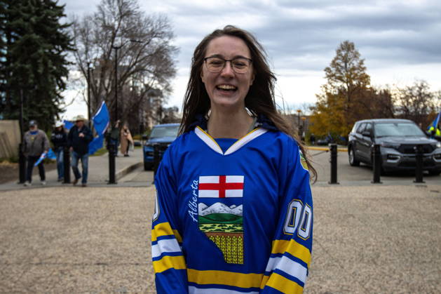 October 17, 2026, Edmonton, Ab, Canada: Maycee Holmes of the podcast series At Home with Holmes, smiles during an Alberta independence rally at the Alberta legislature, in Edmonton on Saturday, Oct. 17, 2026. Edmonton Canada  - ZUMAc35_ 20261017_zaf_c35_041 Copyright: xAmandaxMayxEricksonx