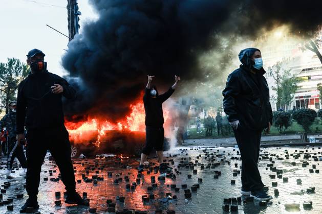Fires And Clashes In Tirana TIRANA, ALBANIA, OCTOBER 17, 2026: Demonstrators clash with riot police near the Prime Minister™s Office during student-led anti-government protests in central Tirana. Protesters throw stones and pyrotechnics, while police use tear gas, water cannons and rubber bullets. Fires break out at the High Court and the entrance to a Bank of Albania building as unrest continues for a fifth consecutive day. Demonstrators demand better university conditions and the resignation of Prime Minister Edi Rama. Tirana Albania Copyright: x xVlasovxSulajx xJNAxPressx
