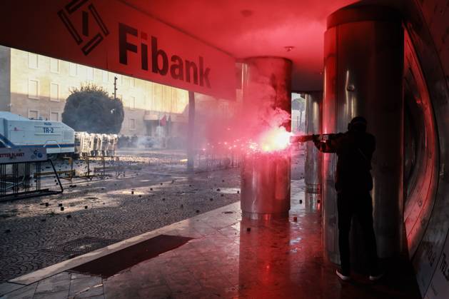 Fires And Clashes In Tirana TIRANA, ALBANIA, OCTOBER 17, 2026: Demonstrators clash with riot police near the Prime Minister™s Office during student-led anti-government protests in central Tirana. Protesters throw stones and pyrotechnics, while police use tear gas, water cannons and rubber bullets. Fires break out at the High Court and the entrance to a Bank of Albania building as unrest continues for a fifth consecutive day. Demonstrators demand better university conditions and the resignation of Prime Minister Edi Rama. Tirana Albania Copyright: x xVlasovxSulajx xJNAxPressx