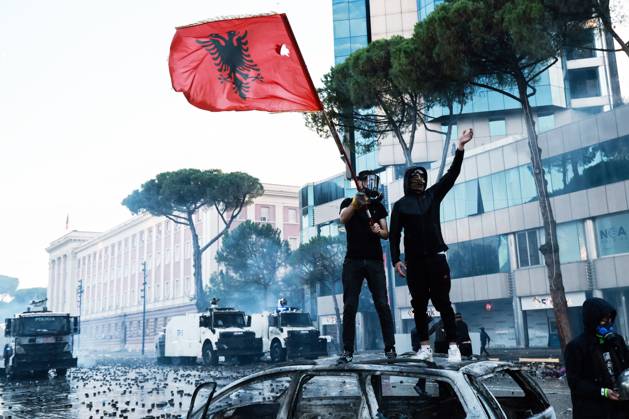 Fires And Clashes In Tirana TIRANA, ALBANIA, OCTOBER 17, 2026: Demonstrators clash with riot police near the Prime Minister™s Office during student-led anti-government protests in central Tirana. Protesters throw stones and pyrotechnics, while police use tear gas, water cannons and rubber bullets. Fires break out at the High Court and the entrance to a Bank of Albania building as unrest continues for a fifth consecutive day. Demonstrators demand better university conditions and the resignation of Prime Minister Edi Rama. Tirana Albania Copyright: x xVlasovxSulajx xJNAxPressx