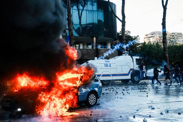 Fires And Clashes In Tirana TIRANA, ALBANIA, OCTOBER 17, 2026: Demonstrators clash with riot police near the Prime Minister™s Office during student-led anti-government protests in central Tirana. Protesters throw stones and pyrotechnics, while police use tear gas, water cannons and rubber bullets. Fires break out at the High Court and the entrance to a Bank of Albania building as unrest continues for a fifth consecutive day. Demonstrators demand better university conditions and the resignation of Prime Minister Edi Rama. Tirana Albania Copyright: x xVlasovxSulajx xJNAxPressx