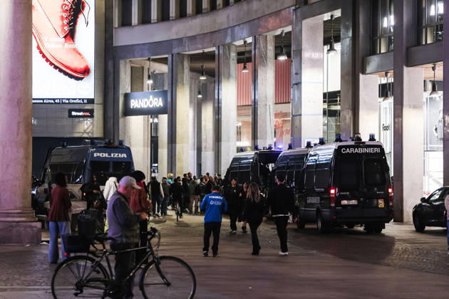 IPA89830533 - Milan: Damage caused by clashes between protesters and police during the Italia in Piazza demonstration against the high cost of living in the city center. Pictured: Police and Carabinieri on Corso Vittorio Emanuele II  Copyright: xAlessandroxBremecx xx IPA89830533