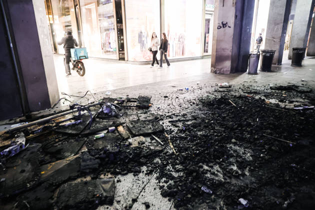 IPA89830542 - Milan: Damage caused by clashes between protesters and police during the Italia in Piazza demonstration against the high cost of living in the city center. Pictured: Damage on Corso Vittorio Emanuele II  Copyright: xAlessandroxBremecx xx IPA89830542