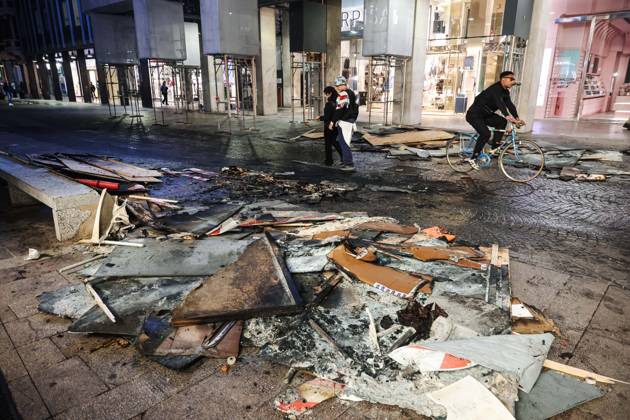 IPA89830544 - Milan: Damage caused by clashes between protesters and police during the Italia in Piazza demonstration against the high cost of living in the city center. Pictured: Damage on Corso Vittorio Emanuele II  Copyright: xAlessandroxBremecx xx IPA89830544