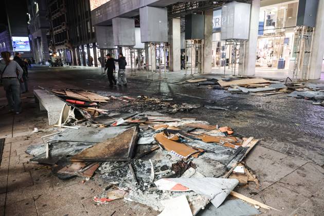 IPA89830545 - Milan: Damage caused by clashes between protesters and police during the Italia in Piazza demonstration against the high cost of living in the city center. Pictured: Damage on Corso Vittorio Emanuele II  Copyright: xAlessandroxBremecx xx IPA89830545