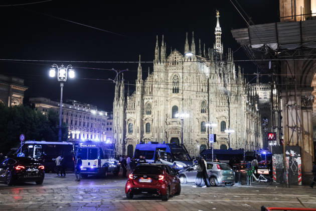 IPA89830554 - Milan: Damage caused by clashes between protesters and police during the Italia in Piazza demonstration against the high cost of living in the city center. Pictured: Police in Piazza del Duomo  Copyright: xAlessandroxBremecx xx IPA89830554