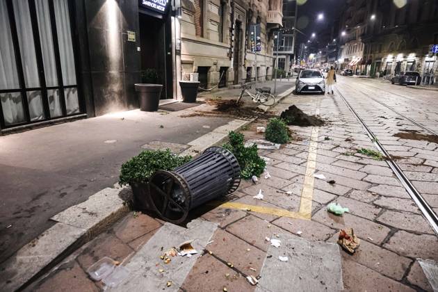 IPA89830559 - Milan: Damage caused by clashes between protesters and police during the Italia in Piazza demonstration against the high cost of living in the city center. Pictured: Damage on Missori Street  Copyright: xAlessandroxBremecx xx IPA89830559