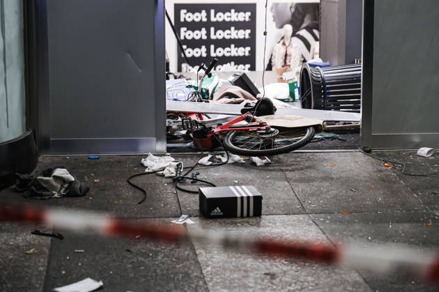 IPA89830537 - Milan: Damage caused by clashes between protesters and police during the Italia in Piazza demonstration against the high cost of living in the city center. Pictured: Damage to the Foot Locker store on Corso Vittorio Emanuele II  Copyright: xAlessandroxBremecx xx IPA89830537