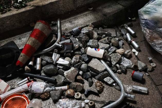 IPA89830550 - Milan: Damage caused by clashes between protesters and police during the Italia in Piazza demonstration against the high cost of living in the city center. Pictured: Damage in Piazza del Duomo  Copyright: xAlessandroxBremecx xx IPA89830550