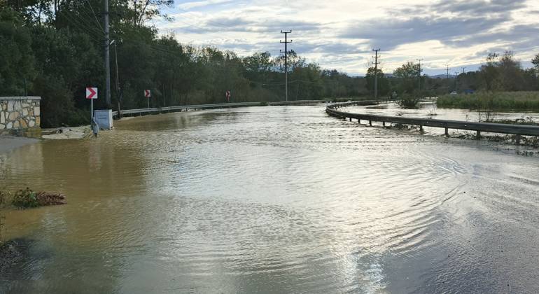 Heavy rainfall causes flooding in northwestern Turkiye KOCAELI, TURKIYE - OCTOBER 18: An area is submerged in floodwaters following heavy rainfall overnight in the Kandira district of Kocaeli, northwestern Turkiye, on October 18, 2026. The downpour inundates agricultural fields, roads and residential gardens in several areas. Murat Yildirim Anadolu Kocaeli Turkey. Editorial use only. Please get in touch for any other usage.  Copyright: x2026xAnadoluxMuratxYildirimx