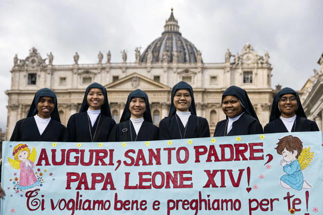 October 18, 2026, Vatican City, ITALIA ROMA: Faithful attend the Angelus prayer led by Pope Leo XIV from the window of his office overlooking Saint Peter s Square, the day after his discharge from the Agostino Gemelli University Hospital, where he had been admitted for surgery, Vatican City, 18 October 2026. ANSA ANGELO CARCONI. Vatican City ITALIA ROMA  - ZUMAa110 20261018_zaf_a110_001 Copyright: xAngeloxCarconix
