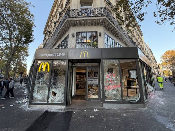Aftermath of violent French protests - Paris Damages on a Mac Donald restaurant on Boulevard Sebastopol in Paris the day after the demonstration protesting against the high cost of living in Paris, France, on October 18, 2026. Photo by Christophe Geyres ABACAPRESS.COM Paris France  Copyright: xGeyresxChristophe ABACAx