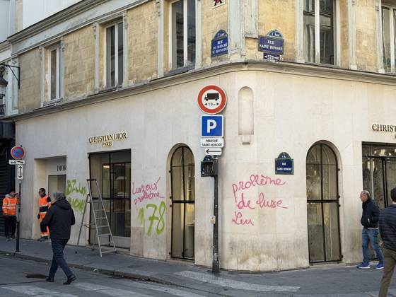 Aftermath of violent French protests - Paris Damages on Rue du Faubourg Saint Honoré in Paris the day after the demonstration protesting against the high cost of living in Paris, France, on October 18, 2026. Photo by Christophe Geyres ABACAPRESS.COM Paris France  Copyright: xGeyresxChristophe ABACAx