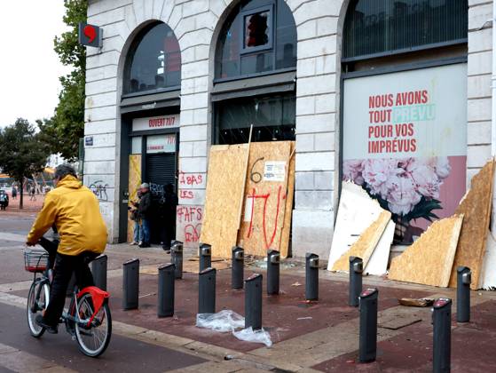 Riots and Looting: The Day After the Protest PHOTOPQR LE PROGRES Richard MOUILLAUD Lyon, October 18, 2026 Riots and Looting: The Day After the Protest Riots and Looting: The Day After the Protest Extensive damage, broken bicycles, set-on-fire trash cans. Lyon, October 18, 2026: 20,000 people demonstrated in the streets of Lyon. Violence overshadowed the protesters’ demands, resulting in a level of chaos rarely seen in the city. The tourist office was set on fire, and numerous stores were looted. Lyon, October 18, 2026: 20,000 people demonstrated in the streets of Lyon. Violence overshadowed the protesters’ demands, resulting in a level of chaos rarely seen in the city. The tourist office was set on fire, and a great many shops were looted.  Copyright: xPHOTOPQR LExPROGRES MAXPPPxRichardxMOUILLAUDx 20261018LPL0410 20261018LPL0410