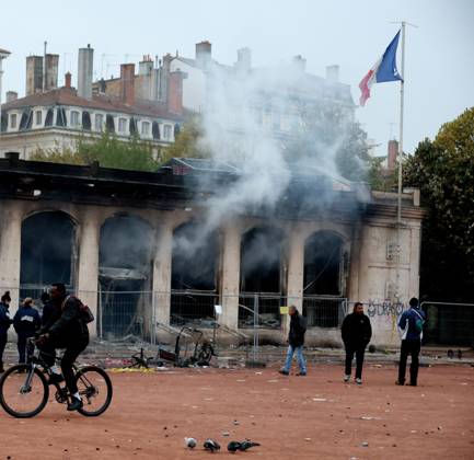 Riots and Looting: The Day After the Protest PHOTOPQR LE PROGRES Richard MOUILLAUD Lyon, October 18, 2026 Riots and Looting: The Day After the Protest Riots and Looting: The Day After the Protest Extensive damage, broken bicycles, set-on-fire trash cans. Lyon, October 18, 2026: 20,000 people demonstrated in the streets of Lyon. Violence overshadowed the protesters’ demands, resulting in a level of chaos rarely seen in the city. The tourist office was set on fire, and numerous stores were looted. Lyon, October 18, 2026: 20,000 people demonstrated in the streets of Lyon. Violence overshadowed the protesters’ demands, resulting in a level of chaos rarely seen in the city. The tourist office was set on fire, and a great many shops were looted.  Copyright: xPHOTOPQR LExPROGRES MAXPPPxRichardxMOUILLAUDx 20261018LPL0412 20261018LPL0412