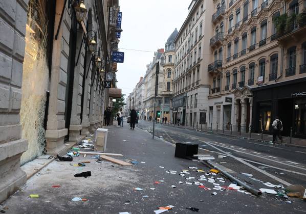 Riots and Looting: The Day After the Protest PHOTOPQR LE PROGRES Richard MOUILLAUD Lyon, October 18, 2026 Riots and Looting: The Day After the Protest Riots and Looting: The Day After the Protest Extensive damage, shattered storefronts and looted shops. Lyon, October 18, 2026: 20,000 people demonstrated in the streets of Lyon. Violence overshadowed the protesters’ demands, resulting in a level of chaos rarely seen in the city. The tourist office was set on fire, and numerous stores were looted. Lyon, October 18, 2026: 20,000 people demonstrated in the streets of Lyon. Violence overshadowed the protesters’ demands, resulting in a level of chaos rarely seen in the city. The tourist office was set on fire, and a great many shops were looted.  Copyright: xPHOTOPQR LExPROGRES MAXPPPxRichardxMOUILLAUDx 20261018LPL0416 20261018LPL0416