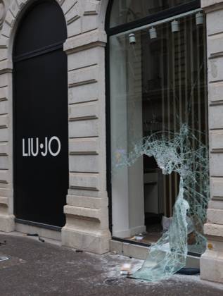 Riots and Looting: The Day After the Protest PHOTOPQR LE PROGRES Richard MOUILLAUD Lyon, October 18, 2026 Riots and Looting: The Day After the Protest Riots and Looting: The Day After the Protest Extensive damage, shattered storefronts and looted shops. Lyon, October 18, 2026: 20,000 people demonstrated in the streets of Lyon. Violence overshadowed the protesters’ demands, resulting in a level of chaos rarely seen in the city. The tourist office was set on fire, and numerous stores were looted. Lyon, October 18, 2026: 20,000 people demonstrated in the streets of Lyon. Violence overshadowed the protesters’ demands, resulting in a level of chaos rarely seen in the city. The tourist office was set on fire, and a great many shops were looted.  Copyright: xPHOTOPQR LExPROGRES MAXPPPxRichardxMOUILLAUDx 20261018LPL0417 20261018LPL0417
