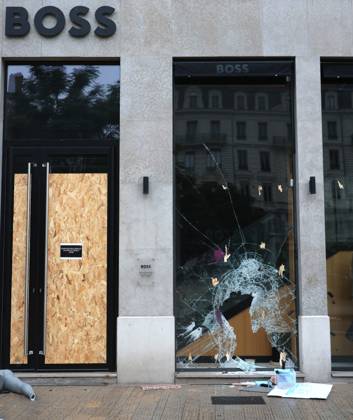 Riots and Looting: The Day After the Protest PHOTOPQR LE PROGRES Richard MOUILLAUD Lyon, October 18, 2026 Riots and Looting: The Day After the Protest Riots and Looting: The Day After the Protest Extensive damage, shattered storefronts and looted shops. Lyon, October 18, 2026: 20,000 people demonstrated in the streets of Lyon. Violence overshadowed the protesters’ demands, resulting in a level of chaos rarely seen in the city. The tourist office was set on fire, and numerous stores were looted. Lyon, October 18, 2026: 20,000 people demonstrated in the streets of Lyon. Violence overshadowed the protesters’ demands, resulting in a level of chaos rarely seen in the city. The tourist office was set on fire, and a great many shops were looted.  Copyright: xPHOTOPQR LExPROGRES MAXPPPxRichardxMOUILLAUDx 20261018LPL0418 20261018LPL0418