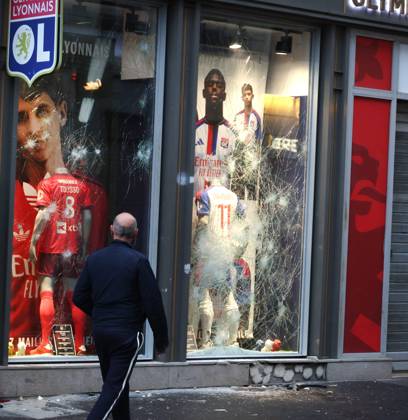 Riots and Looting: The Day After the Protest PHOTOPQR LE PROGRES Richard MOUILLAUD Lyon, October 18, 2026 Riots and Looting: The Day After the Protest Riots and Looting: The Day After the Protest Extensive damage, shattered storefronts and looted shops. Lyon, October 18, 2026: 20,000 people demonstrated in the streets of Lyon. Violence overshadowed the protesters’ demands, resulting in a level of chaos rarely seen in the city. The tourist office was set on fire, and numerous stores were looted. Lyon, October 18, 2026: 20,000 people demonstrated in the streets of Lyon. Violence overshadowed the protesters’ demands, resulting in a level of chaos rarely seen in the city. The tourist office was set on fire, and a great many shops were looted.  Copyright: xPHOTOPQR LExPROGRES MAXPPPxRichardxMOUILLAUDx 20261018LPL0419 20261018LPL0419