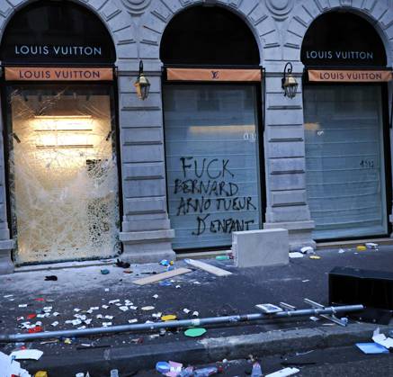 Riots and Looting: The Day After the Protest PHOTOPQR LE PROGRES Richard MOUILLAUD Lyon, October 18, 2026 Riots and Looting: The Day After the Protest Riots and Looting: The Day After the Protest Extensive damage, shattered storefronts and looted shops. Lyon, October 18, 2026: 20,000 people demonstrated in the streets of Lyon. Violence overshadowed the protesters’ demands, resulting in a level of chaos rarely seen in the city. The tourist office was set on fire, and numerous stores were looted. Lyon, October 18, 2026: 20,000 people demonstrated in the streets of Lyon. Violence overshadowed the protesters’ demands, resulting in a level of chaos rarely seen in the city. The tourist office was set on fire, and a great many shops were looted.  Copyright: xPHOTOPQR LExPROGRES MAXPPPxRichardxMOUILLAUDx 20261018LPL0421 20261018LPL0421
