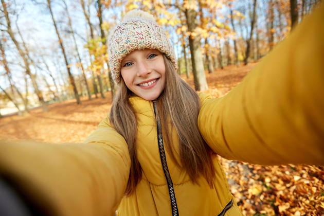 glücklich mädchen taking selfie im herbst park saison und menschen konzept - glücklich mädchen taking selfie im herbst park (License=RF) ,model released, Symbolfoto Copyright: xZoonar.com levxdolgachovx 14123496 ,model released, Symbolfoto ,property released