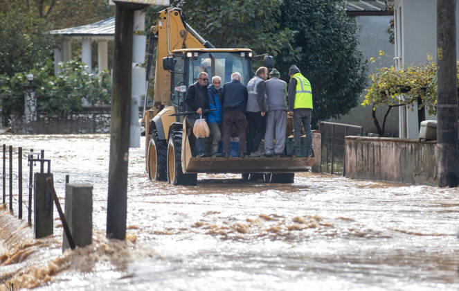 Heavy rainfall causes flooding in Sakarya, Turkiye SAKARYA, TURKIYE - OCTOBER 18: Residents are transported through floodwaters in the bucket of a backhoe loader following heavy rainfall in the Daricayiri neighborhood of Karasu district in Sakarya, Turkiye, on October 18, 2026. Overnight downpours cause a stream to overflow, inundating streets and residential areas. Ibrahim Yozoglu Anadolu Sakarya Turkey. Editorial use only. Please get in touch for any other usage.  Copyright: x2026xAnadoluxIbrahimxYozoglux