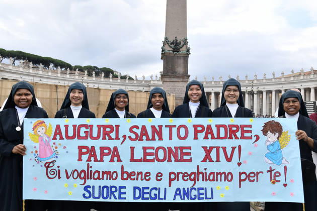 Pope Leo XIV leads Angelus prayer at Vatican VATICAN CITY, VATICAN - OCTOBER 18: A group of nuns hold a banner to greet Pope leo XIV before the Angelus prayer from the window of the apostolic palace overlooking St. Peter s square at the Vatican on October 18, 2026. The Pope returned to the Vatican yesterday following lung surgery. Isabella Bonotto Anadolu Vatican City Vatican. Editorial use only. Please get in touch for any other usage.  Copyright: x2026xAnadoluxIsabellaxBonottox